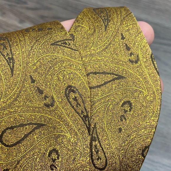 Robert Talbott NWT Gold Paisley Bowtie Bow Tie - Picture 3 of 3